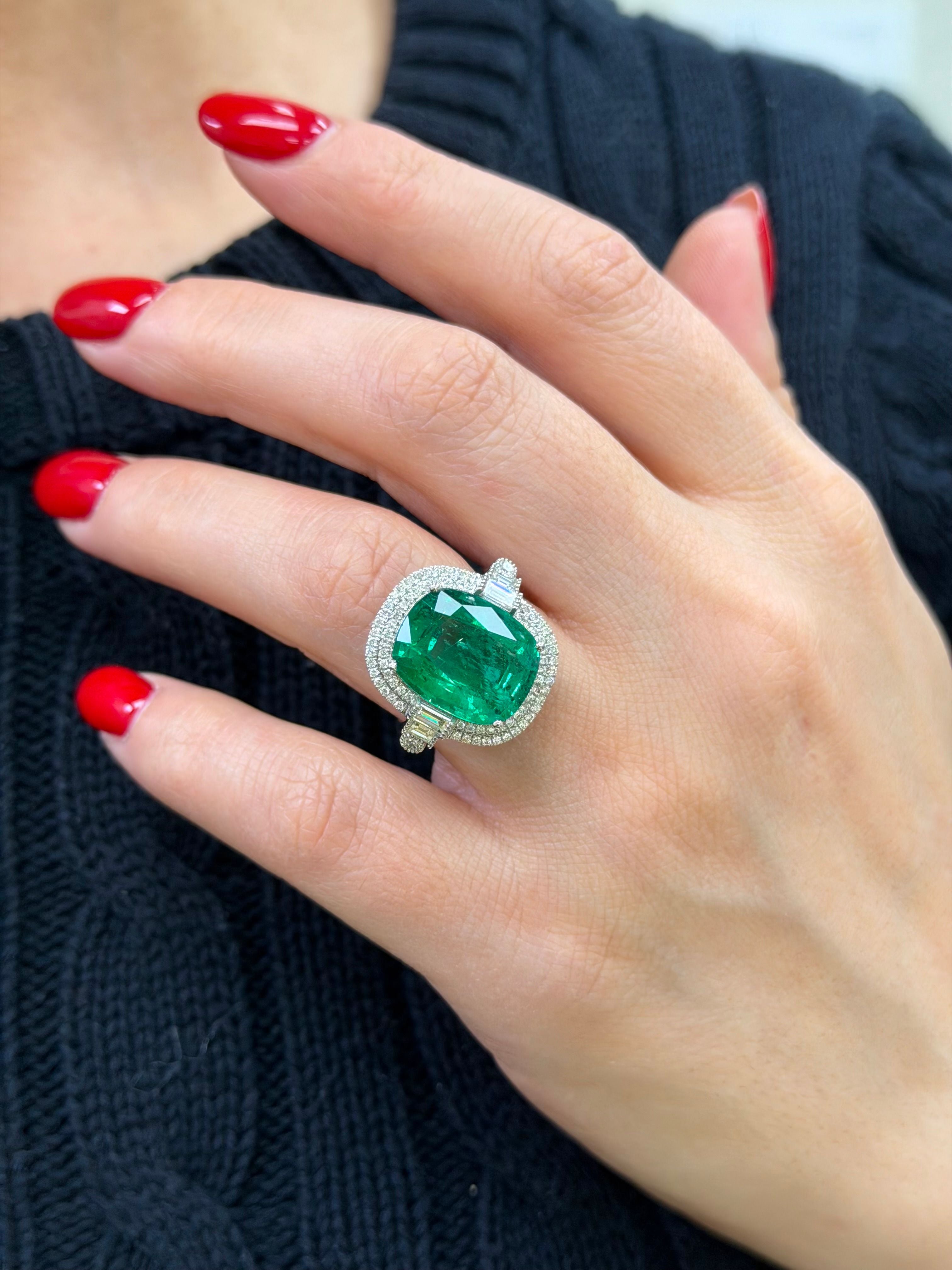 Split shank emerald halo ring in 18kt white gold with natural green emerald