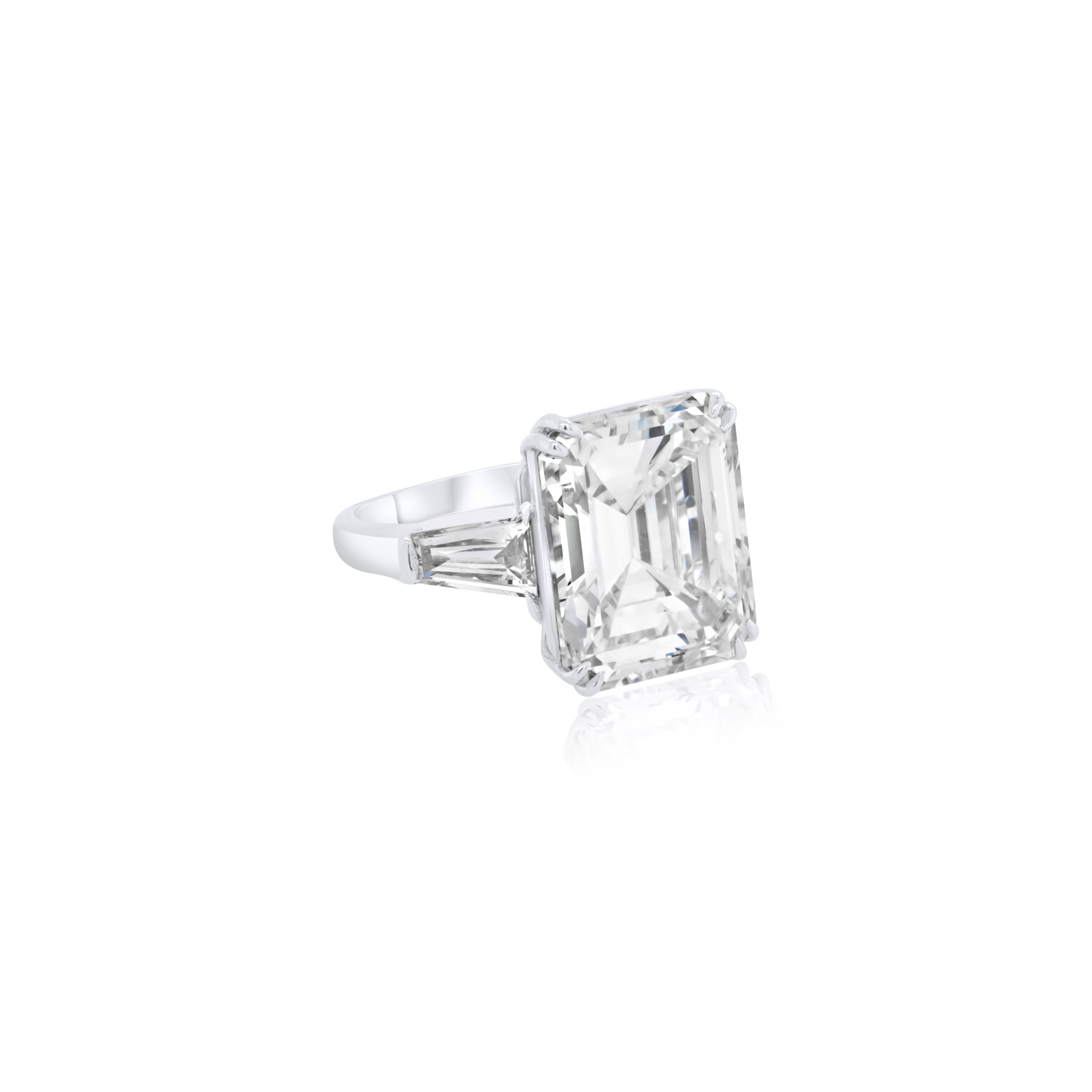 3-stone oval diamond ring yellow gold
