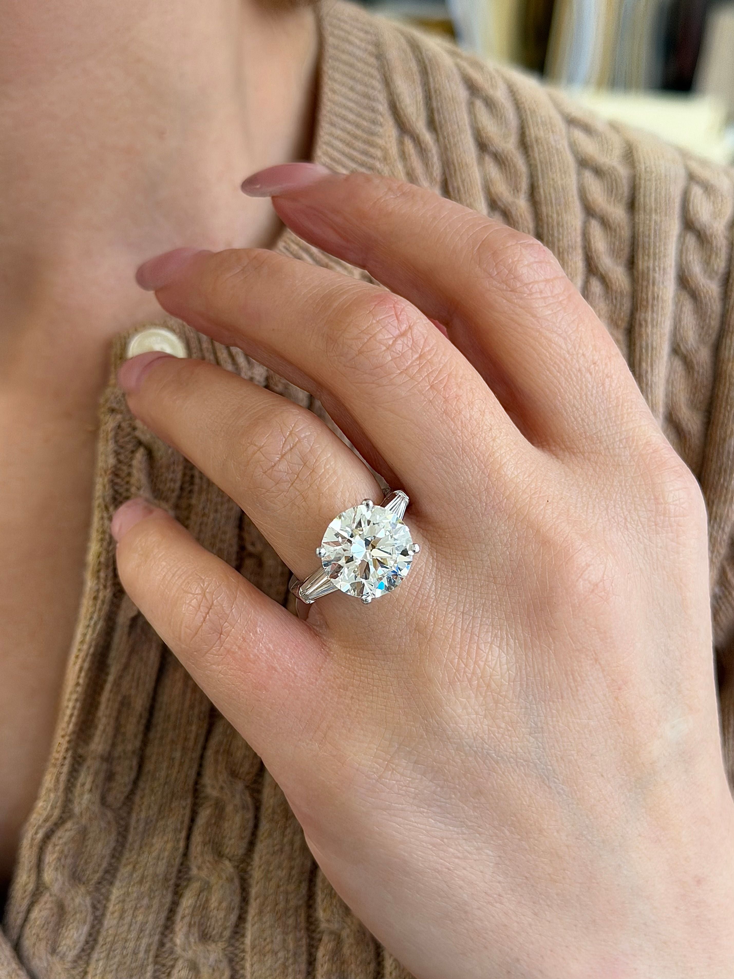 Round Diamond Ring with Baguettes