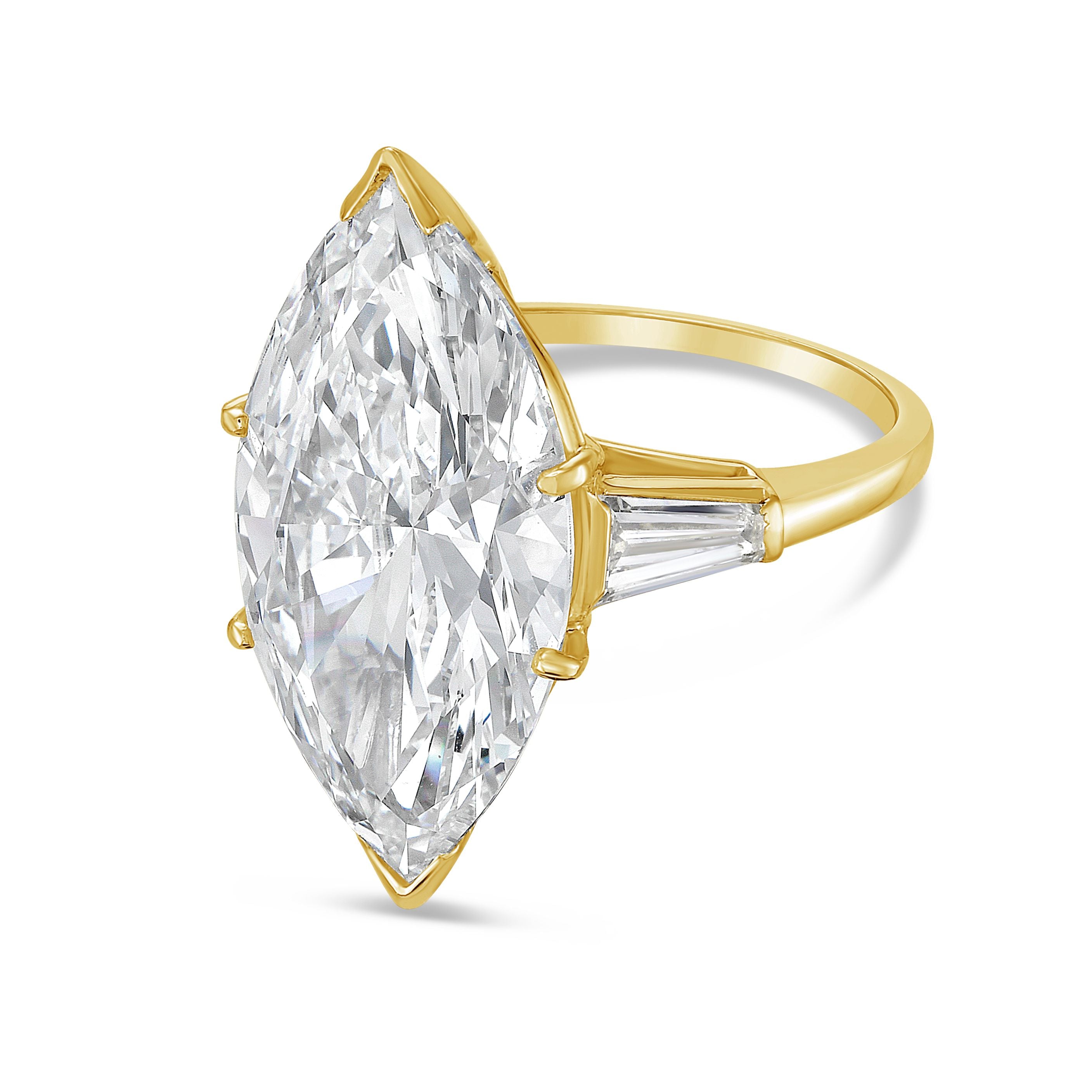 Three stone marquise and baguette diamond ring in 18K yellow gold, DEF VS
