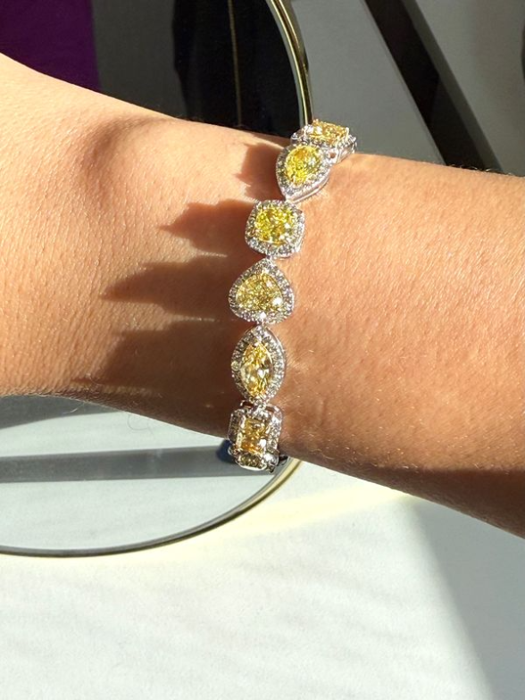 Yellow and white gold halo bracelet with VS-VVS clarity stones